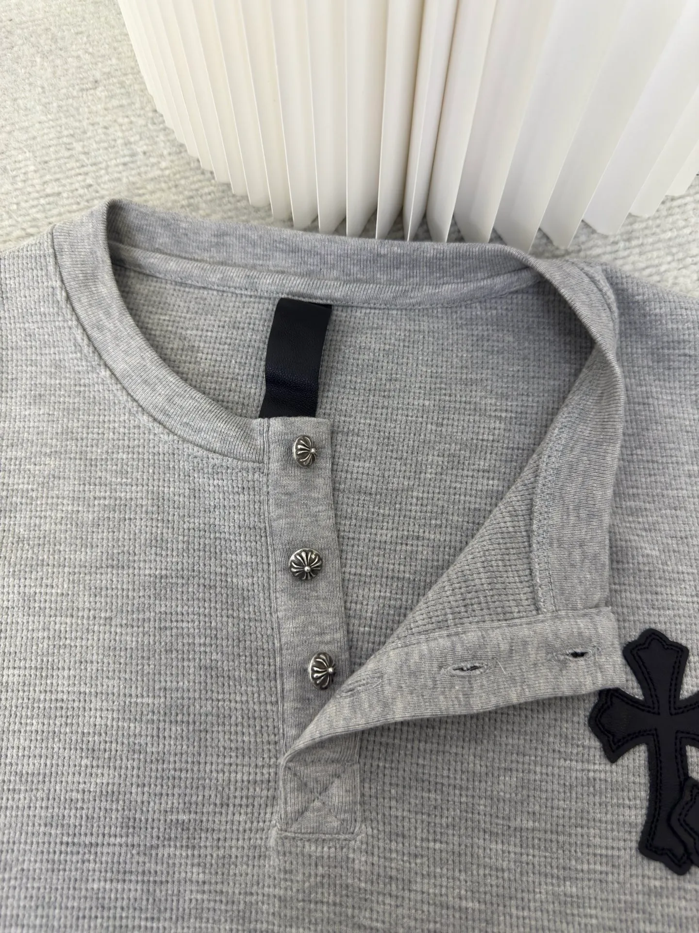P400 Chrome Hear patchwork leather Henry collar waffle sweatshirt. The fabric is made of 350g cotton waffle double-layer material before washing (to distinguish low-weight, cut corners and non-pure cotton market products). The silver buckles and scrolls are made of antique bronze and real silver (the materials have reached 300+ quality in the market). The leather label is still made of genuine imported lambskin. The most important thing is the hand-sewn leather (the cost is high when it comes to handwork). A lot of effort has been put into the fabric, hardware and craftsmanship. The top quality in the market. The industry benchmark is only owned by a few people. Size S M L